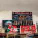 Una volta entrati sembra di catapultarsi in unatmosfera da stadio: striscioni e gadget della squadra biancorossa campeggiano ovunque